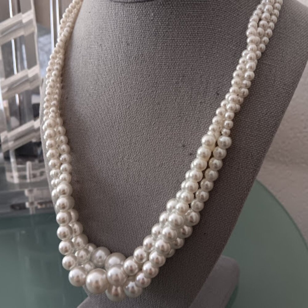 VERA WANG Romantic White Pearl Triple Strand Layered Collar Necklace - Picture 3 of 6